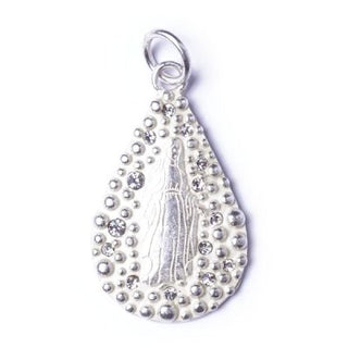 Madonna Silver Shiny L: Silberner Schmuckanhänger in Tropfenform mit einem Bildnis, verziert mit 14 Strass-Steinchen, kunstvoll gearbeitet und ein stilvolles Accessoire.