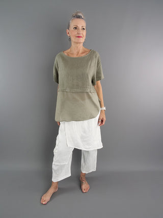 Frau trägt das OFF#DLY Shirt khaki, ein kastig geschnittenes Cropped-Shirt, das locker fällt.