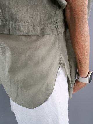 Person trägt das OFF#DLY Shirt khaki, ein kastig geschnittenes, kurzes Oberteil in Einheitsgröße, das Komfort und Stil kombiniert. Sichtbar sind der lockere Schnitt und das atmungsaktive Material.