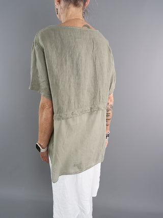 OFF#DLY Shirt khaki, kastig geschnittenes Cropped-Shirt mit kurzen Ärmeln, getragen von einer Person mit grauem Rock, zeigt komfortable Passform und atmungsaktives Material. Ideal für lässige Outfits.