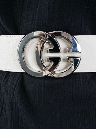 OFF#DLY Gürtel CD beige mit großer silberner Schnalle und silbernem Logo auf weißem Leder, ideal als modisches Accessoire zum Abrunden von Outfits. Länge: 86cm, dehnbar bis 110cm. Artikelnummer: 237954.