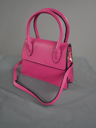 OFF#DLY Ledertasche pink aus 100% Leder, rechteckig, mit Tragehenkeln und Riemen, auf grauer Fläche präsentiert. Kompakte Größe von 20x18x7 cm, ideal als modisches Accessoire.