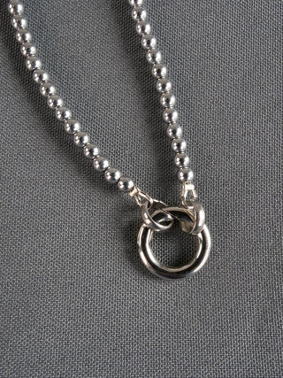 Kugelkette schmal Edelstahl Silber: Eine elegante Halskette mit einem feinen, silbernen Kugelketten-Design aus Edelstahl, 100 cm lang, mit 3 mm Durchmesser pro Kugel, perfekt als modisches Accessoire.