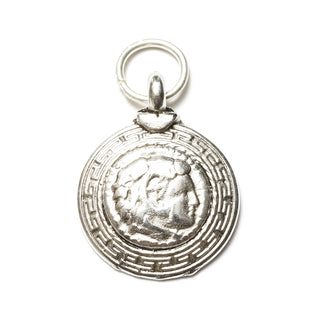Schautime Alexander Amulett Silver Shiny: Ein versilberter Anhänger mit dem Relief von Alexander dem Großen, umrahmt von griechischen Ornamenten, symbolisiert antike Kunst und Eleganz.
