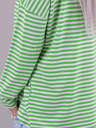 OFF#DLY Ringelshirt green/white: Nahaufnahme eines gestreiften Langarmshirts mit Rundhalsausschnitt und leicht überschnittenen Schultern. Locker geschnitten für Komfort, ideal für lässige Eleganz.