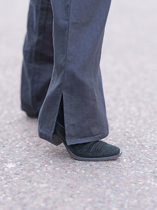 Gitta Banko Hose Alina, eine lässige Leinenhose, gezeigt an einem Bein mit schwarzem Schuh. Ideal für einen lockeren Look, fällt größer aus und besteht aus 100% Leinen.
