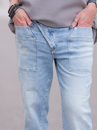 LTC Jean Femme Cosy Pochet, locker geschnittene Jeans mit normaler Taillenhöhe, aus Candiani-Denim. Der Stretch-Canvas sorgt für Komfort. Sichtbare Details: Taschen und Knopfverschluss. Hände in Taschen zeigen Passform.