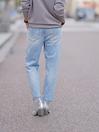 LTC Jean Femme Cosy Pochet, locker sitzende Candiani-Denim-Jeans mit normaler Taillenhöhe und Knopfverschluss, getragen von einer Person mit Absätzen.