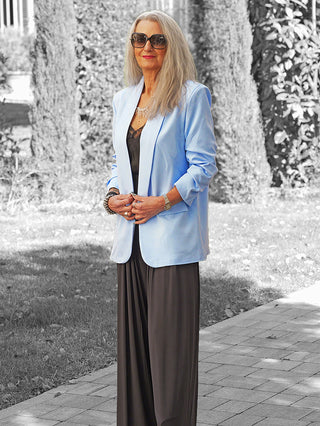 Frau trägt OFF#DLY Blazer Dana lightblue; ein zeitloser, eleganter Blazer mit klassischem Reverskragen und aufgesetzten Taschen, perfekt für stilvolle Alltags- und besondere Anlässe.