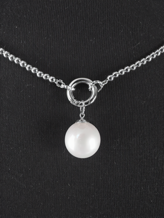 Nahaufnahme des Glam&Rock Perle Anhänger 20 mm weiß/silber, präsentiert an einem silberfarbenen Kugelkettenhalsband auf schwarzem Stoff. Der Anhänger zeigt eine große, runde, weiße Muschelkernperle mit goldfarbener Öse.