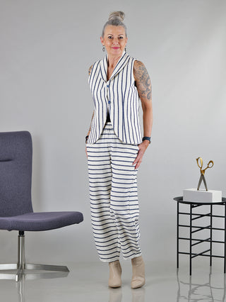 SOHO-t Pant Dune beige blue: Frau trägt gestreifte Hose mit geradem, leicht weitem Schnitt und Gummizug am Bund, aus 76% Baumwolle und 24% Polyester.