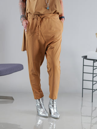 SOHO-t Pant Inagi zimt, getragen von einer Person, kombiniert mit silbernen Stiefeln. Die Hose hat eine enge Passform und wird in Größe M gezeigt auf einem 172 cm großen Model.